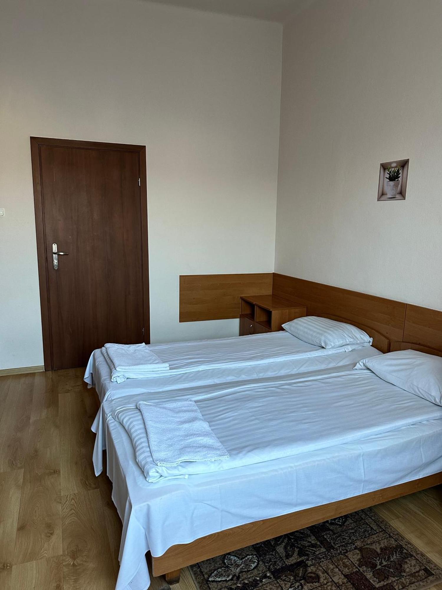 צ'סטוצ'ובה Hotel Haga מראה חיצוני תמונה