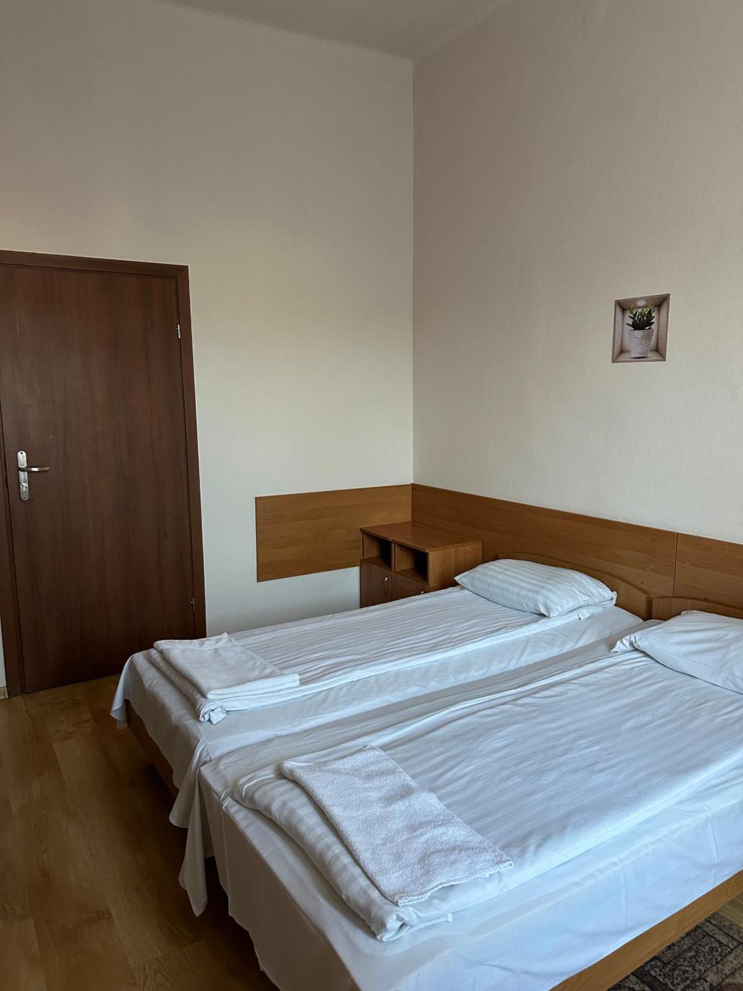 צ'סטוצ'ובה Hotel Haga מראה חיצוני תמונה