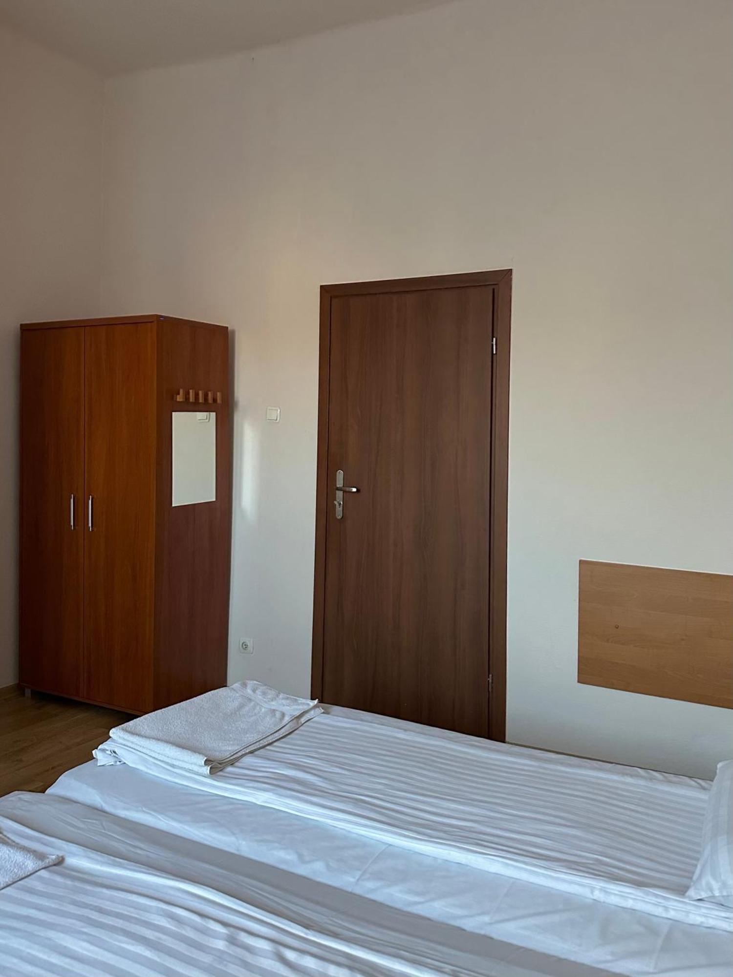 צ'סטוצ'ובה Hotel Haga מראה חיצוני תמונה