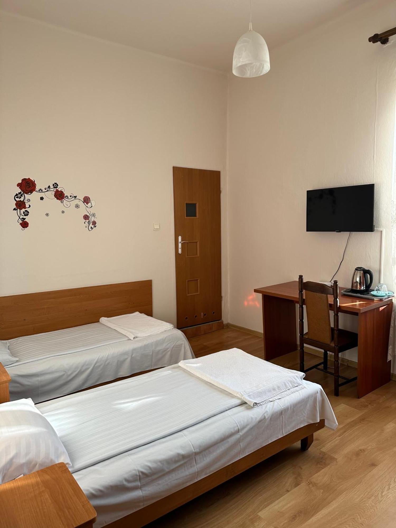 צ'סטוצ'ובה Hotel Haga מראה חיצוני תמונה