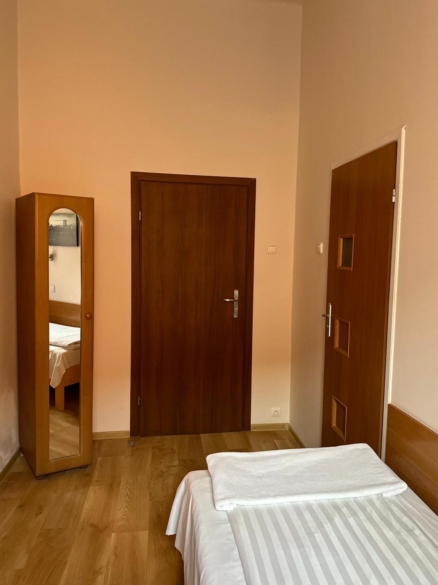 צ'סטוצ'ובה Hotel Haga מראה חיצוני תמונה